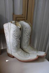 lot 84 image: Red Diamond White color boots size 9.5