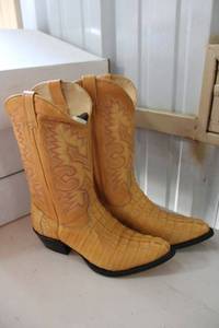 lot 87 image: Eagle Oak Buttercup color boots size 9.5