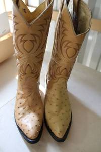 lot 93 image: Sand color boots size 8.5