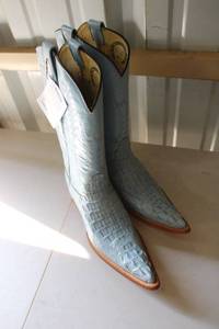 lot 94 image: Herrera Caiman baby blue color boots size 5.5