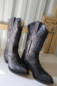 lot 95 image: Black color boots size 5.5