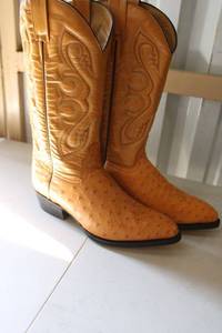 lot 98 image: Buttercup color boots