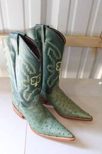 lot 202 image: Shamrock green color boots size 6.5