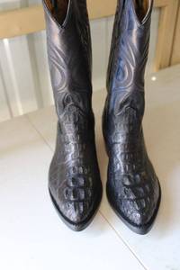 lot 205 image: Black color boots size 6.5