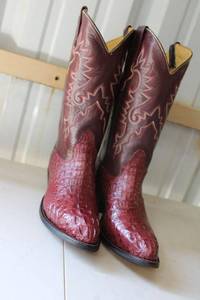 lot 208 image: Wine color boots size 6