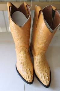 lot 210 image: Mandarin color boots size 10