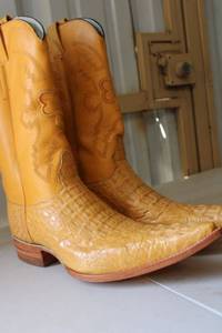 lot 211 image: Golden brown color boots size 10
