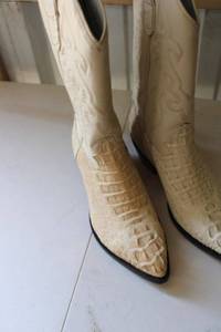 lot 213 image: Bonetan color boots size 9.5