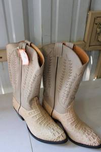 lot 216 image: Oryx color boots size 9