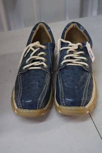 lot 256 image: Herrera leather tennis shoes blue color size 8