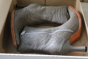 lot 260 image: Herrera womens heel short boots grey color size 78