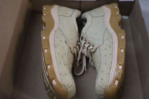 lot 262 image: Herrera leather tennis shoes bone color size 8