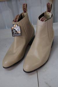 lot 270 image: La Barra short boot bone color size 8.5