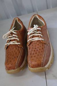 lot 272 image: Herrera leather tennis shoes brown color size 8