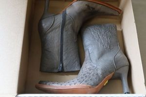 lot 269 image: Herrera womens heel short boots grey color size 5