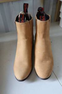 lot 286 image: Red Diamond leather short boots light brown color size 7.5