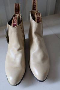 lot 287 image: La Barca short boot bone color size 