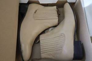 lot 297 image: La Barca short boot bone color size 11