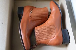 lot 299 image: La Barca short boot brown color size 7