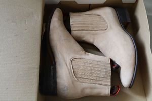 lot 300 image: La Barca short boot bone color size 8.5 as shown