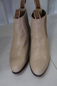 lot 288 image: La Barca short boot bone color size 7