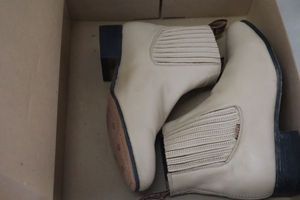 lot 291 image: La Barca short boot bone color size 8