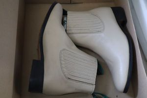 lot 292 image: La Barca short boot bone color size 6