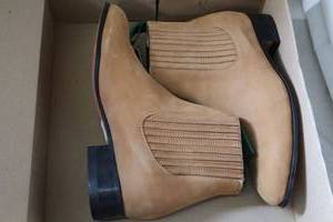 lot 293 image: La Barca short boot light brown color size 8