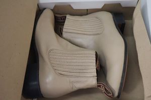 lot 402 image: La Barca short boot bone color size 9