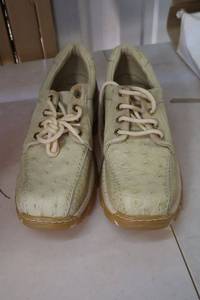 lot 408 image: Herrera leather tennis shoes bone color size 7