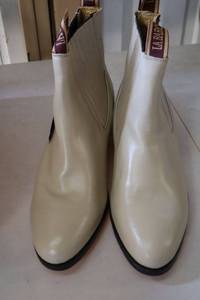 lot 412 image: La Barca short boot bone color size 8