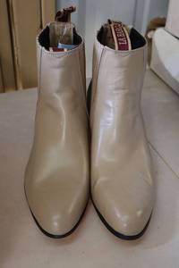 lot 413 image: La Barca short boot bone color size 8