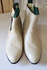 lot 414 image: La Barca short boot bone color size 8