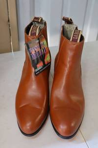 lot 416 image: La Barca short boot brown color size 8