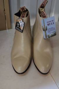 lot 417 image: La Barca short boot bone color size 8.5