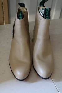 lot 418 image: La Barca short boot bone color size 7