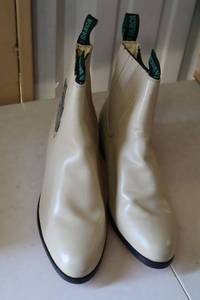 lot 419 image: La Barca short boot bone color size 11
