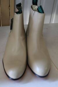lot 421 image: La Barca short boot bone color size 8