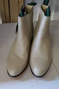lot 422 image: La Barca short boot bone color size 8