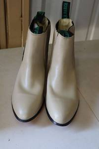 lot 423 image: La Barca short boot bone color size 7