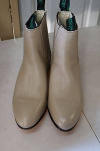 lot 425 image: La Barca short boot bone color size 9