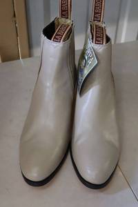 lot 426 image: La Barca short boot bone color size 8