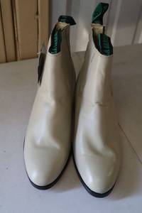 lot 428 image: La Barca short boot bone color size 7