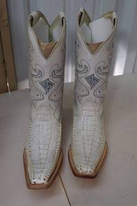 lot 466 image: Red Diamond off white leather boots size 7.5