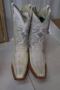 lot 460 image: Red Diamond off white leather boots size 7