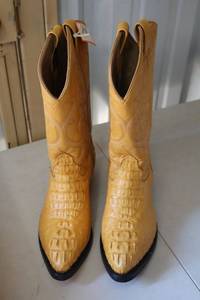 lot 462 image: Golden butter color boots size 7.5