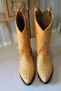 lot 463 image: Golden butter color boots size 8