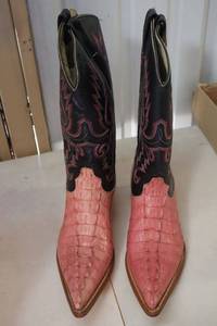 lot 474 image: Pink and black color boots size 7