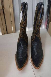 lot 476 image: Herrera black boots with gold stitching size 6.5