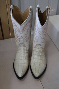 lot 477 image: Off white color boots size 6